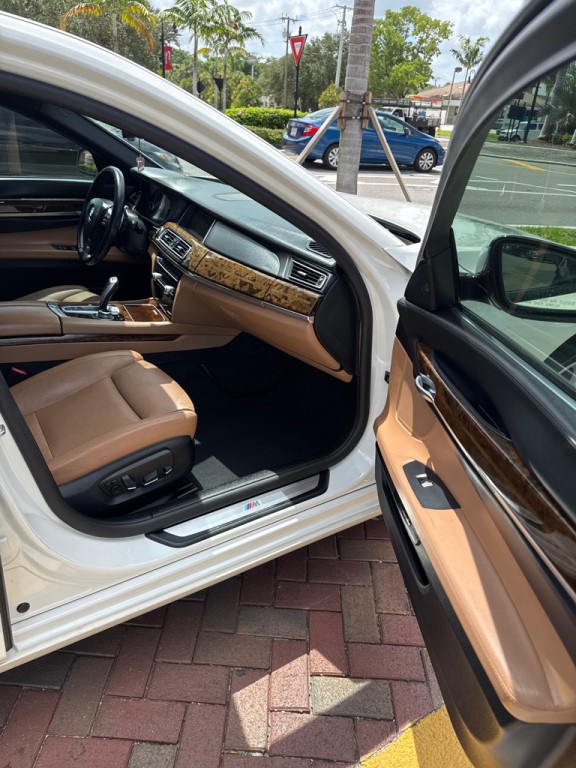 2013 BMW 7 Series Image 19