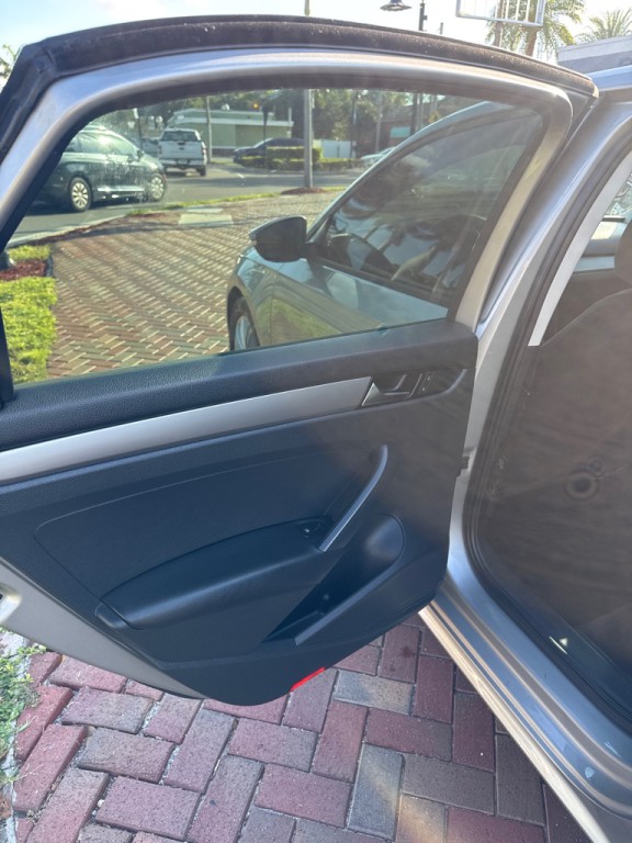 2012 Volkswagen Passat Image 9