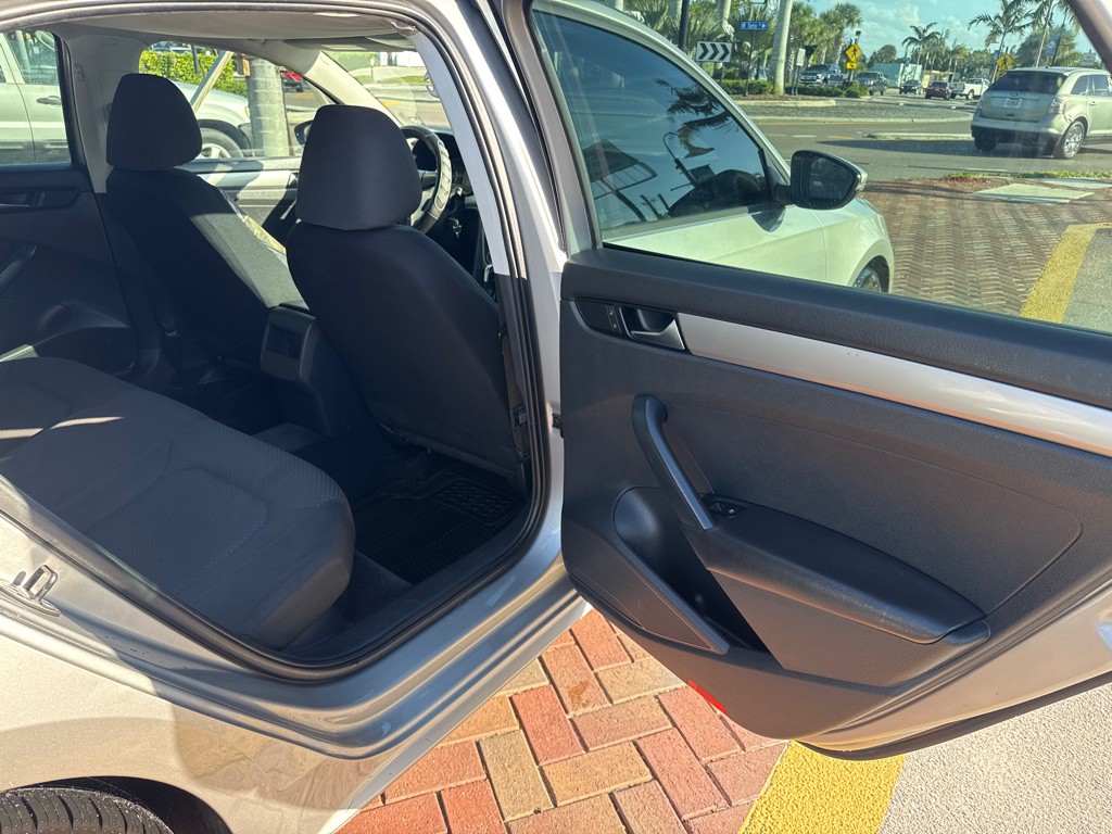 2012 Volkswagen Passat Image 11