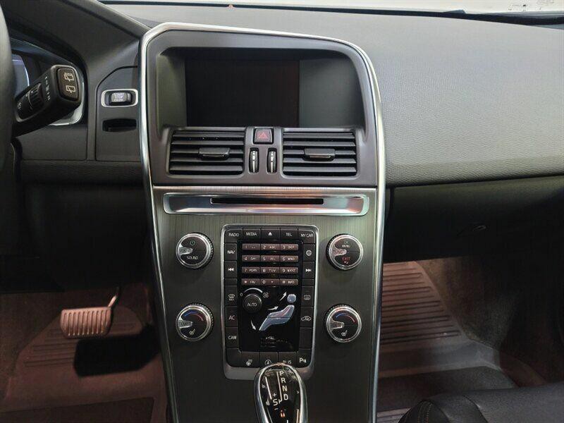 2016 Volvo XC60 Image 12