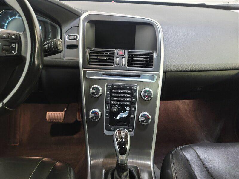 2016 Volvo XC60 Image 10