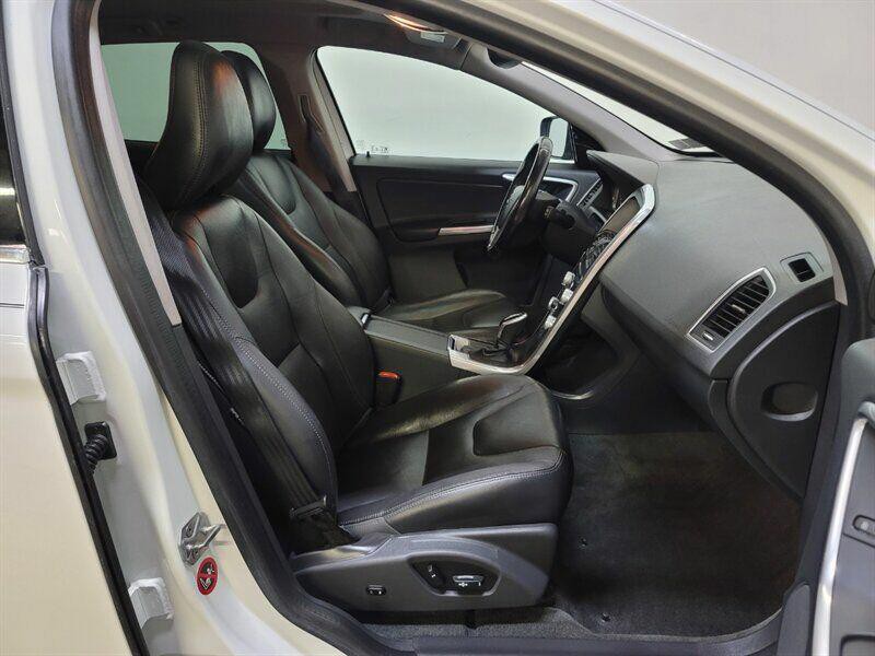 2016 Volvo XC60 Image 34
