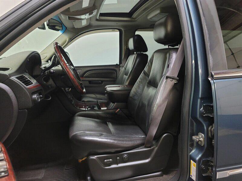 2010 Cadillac Escalade Image 5