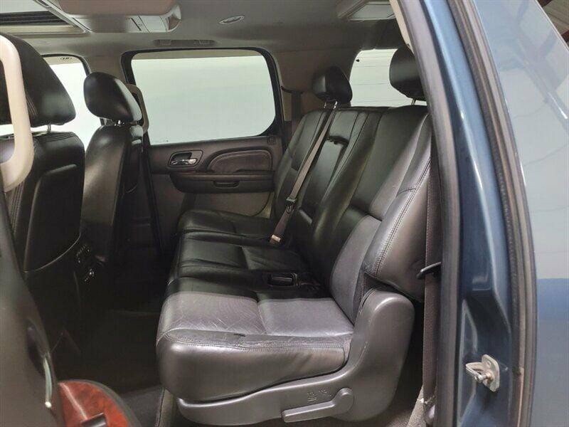 2010 Cadillac Escalade Image 6