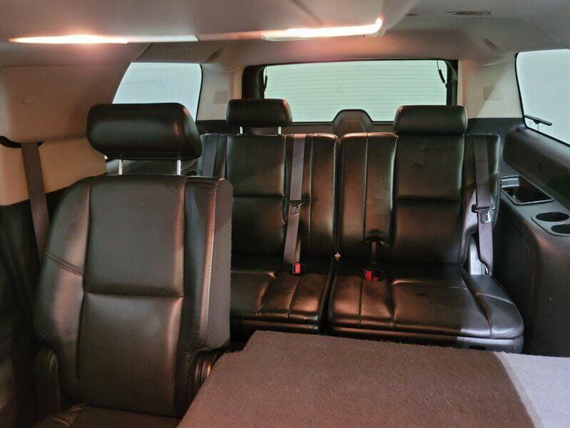 2010 Cadillac Escalade Image 8