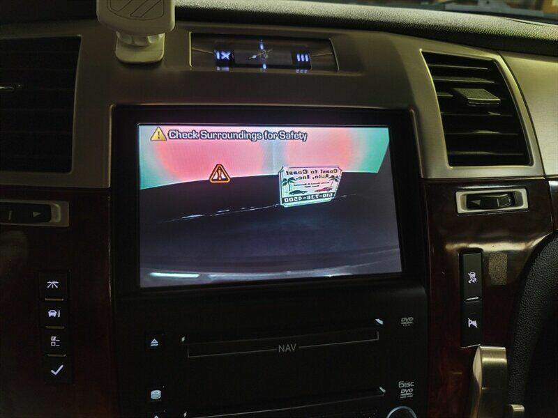 2010 Cadillac Escalade Image 13