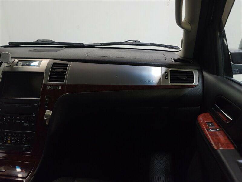 2010 Cadillac Escalade Image 18