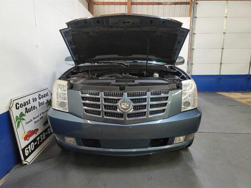 2010 Cadillac Escalade Image 22