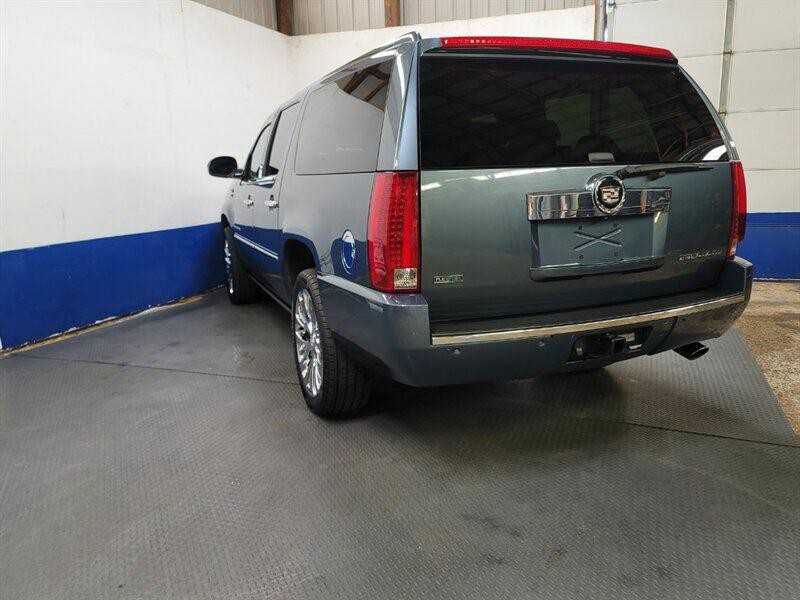 2010 Cadillac Escalade Image 24