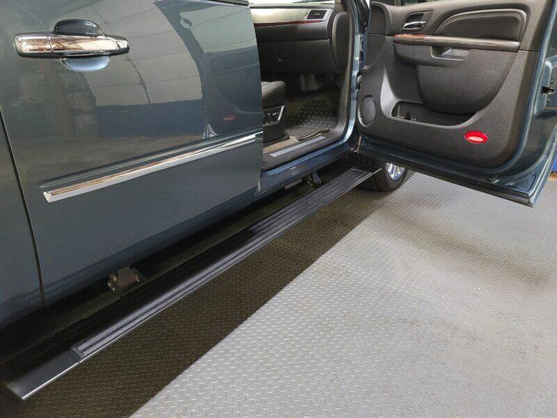2010 Cadillac Escalade Image 30
