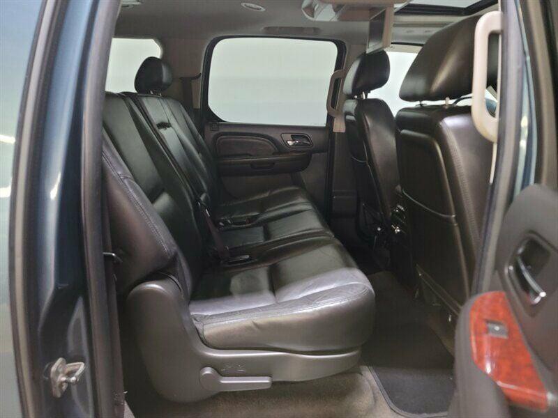 2010 Cadillac Escalade Image 32