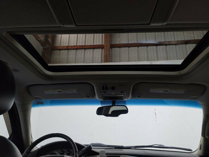 2010 Cadillac Escalade Image 35