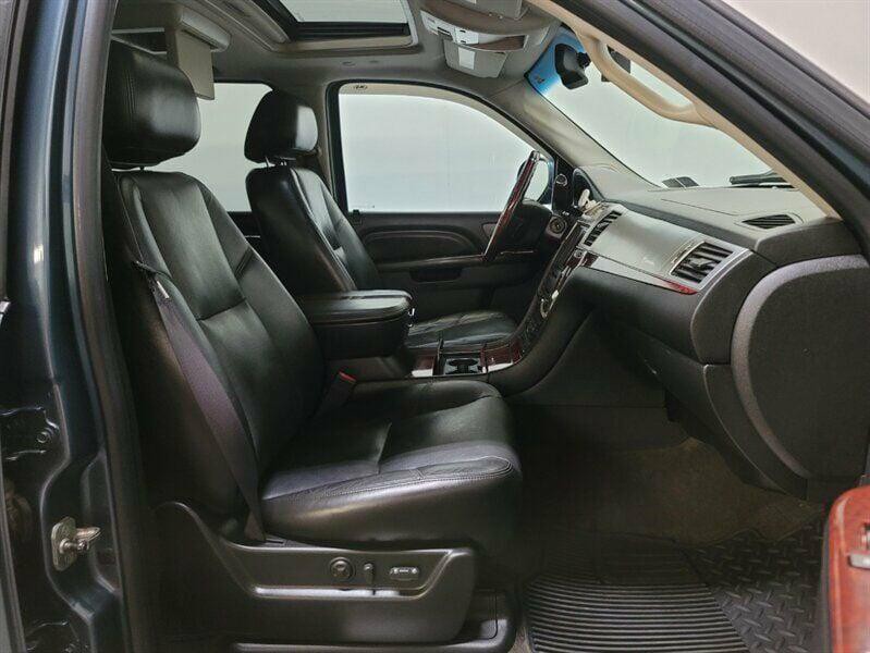 2010 Cadillac Escalade Image 37