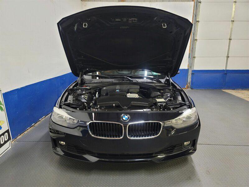 2014 BMW 3 Series Image 24
