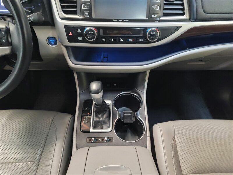 2016 Toyota Highlander Image 27