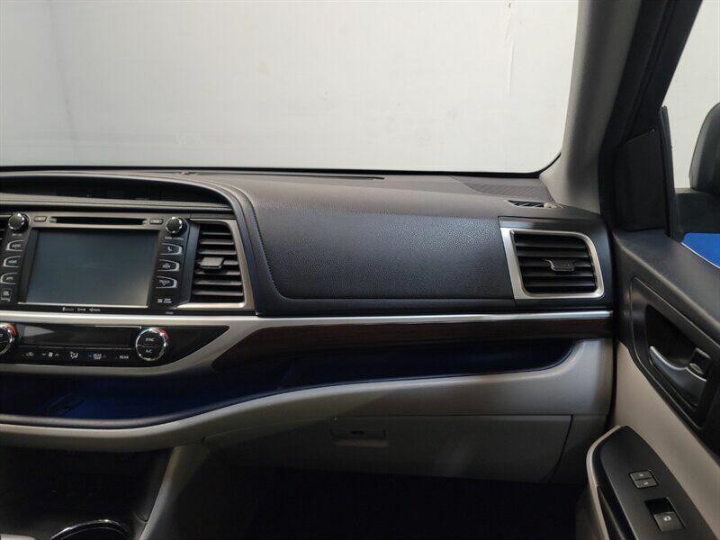 2016 Toyota Highlander Image 29
