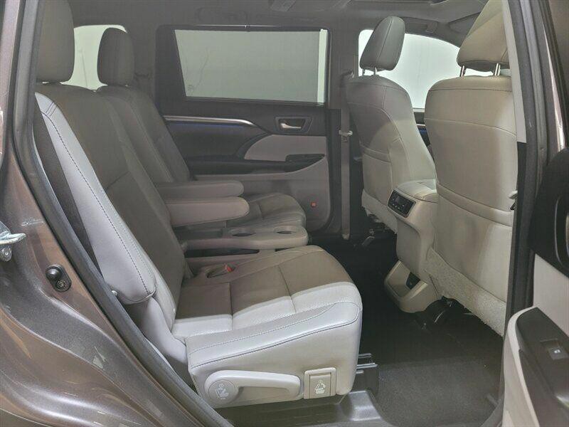 2016 Toyota Highlander Image 43