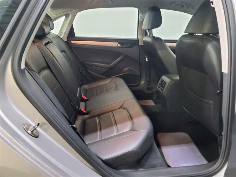 2013 Volkswagen Passat Image 24