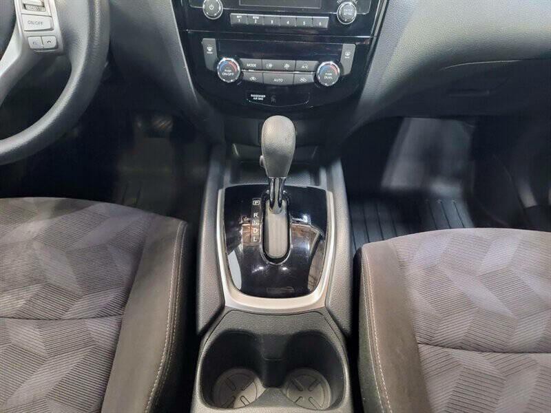 2015 Nissan Rogue Image 18
