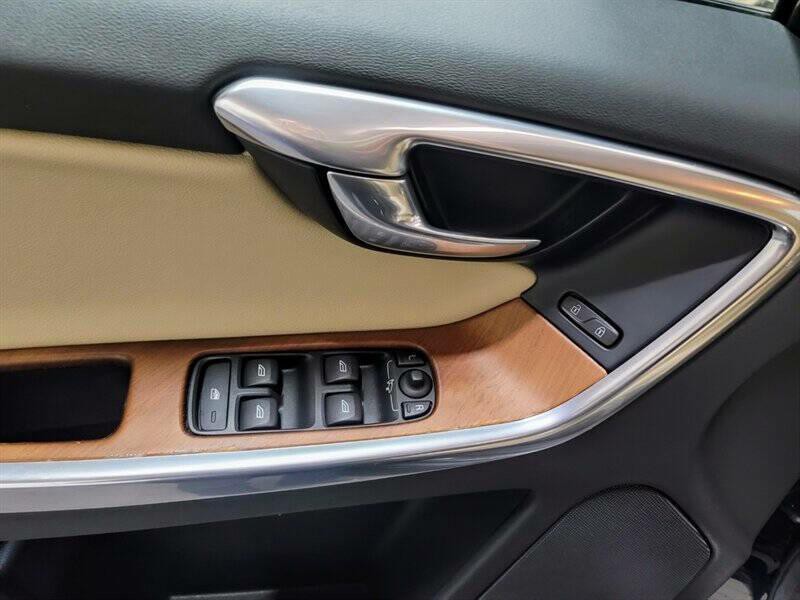 2017 Volvo XC60 Image 6