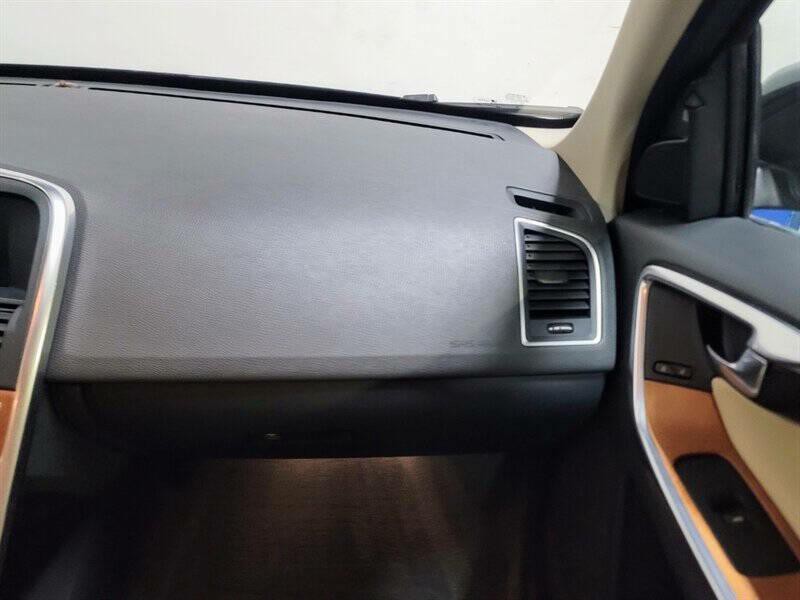 2017 Volvo XC60 Image 25