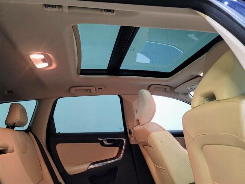2017 Volvo XC60 Image 40