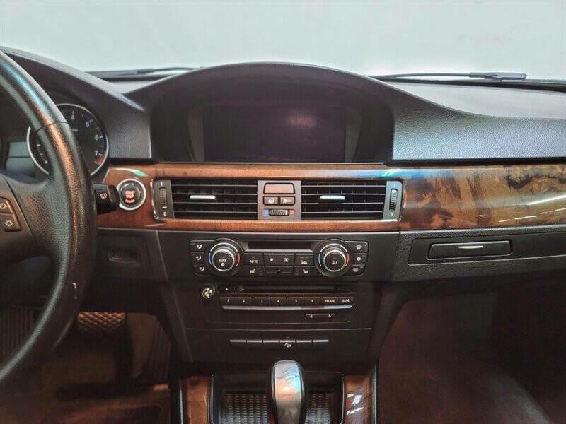 2011 BMW 3 Series Image 9