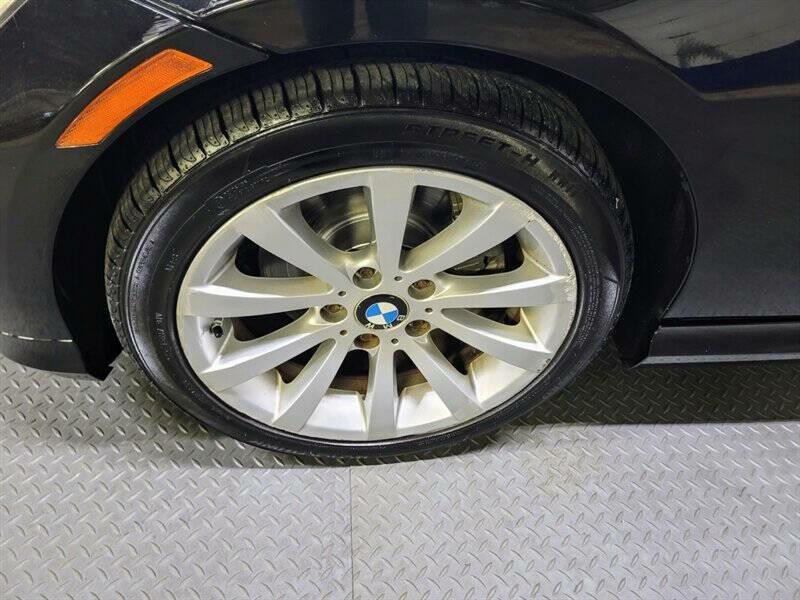 2011 BMW 3 Series Image 21