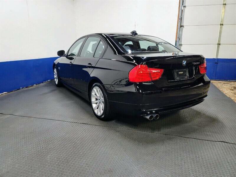 2011 BMW 3 Series Image 24