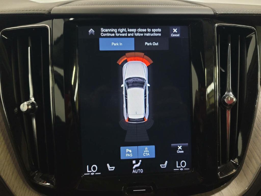 2018 Volvo XC60 Image 17