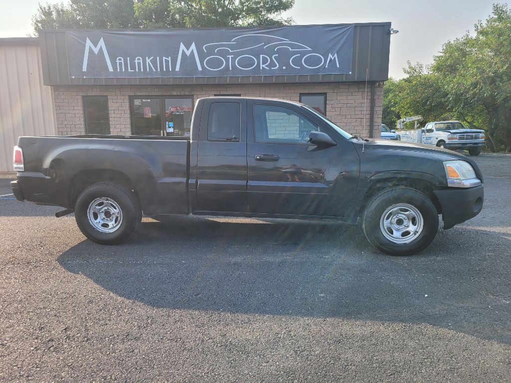 2008 Mitsubishi Raider Image 2