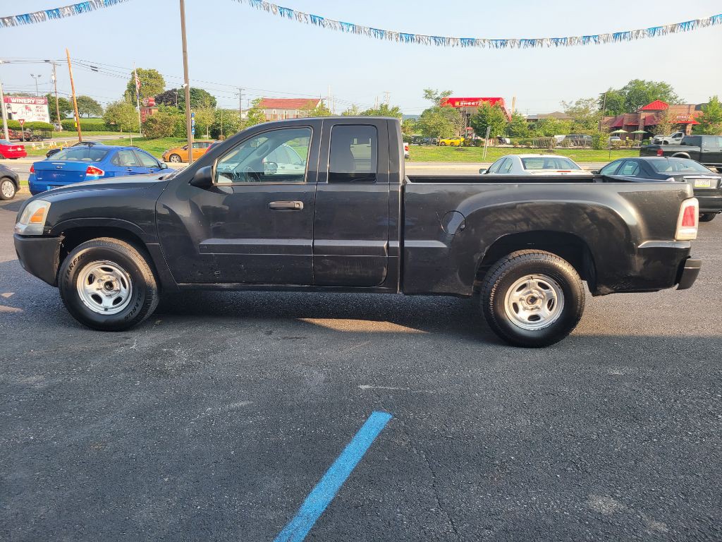 2008 Mitsubishi Raider Image 6