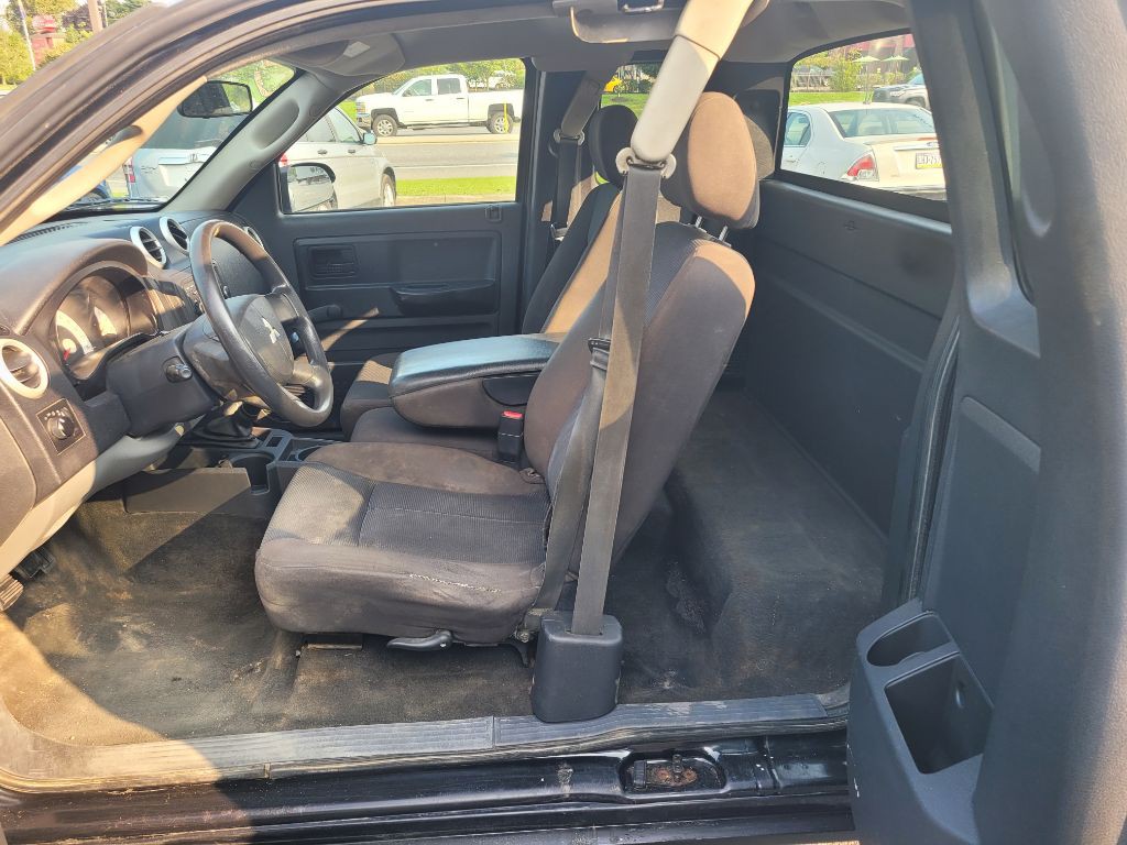 2008 Mitsubishi Raider Image 10