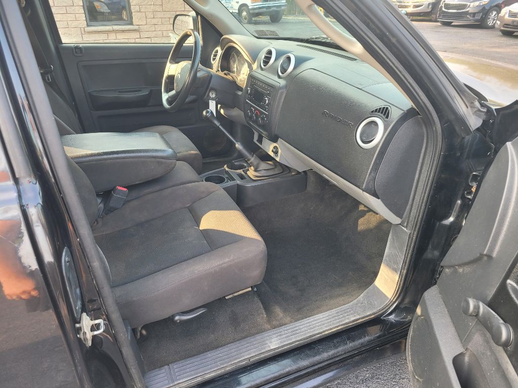 2008 Mitsubishi Raider Image 11
