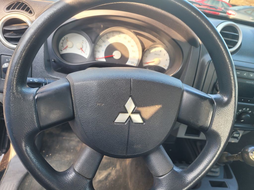 2008 Mitsubishi Raider Image 13
