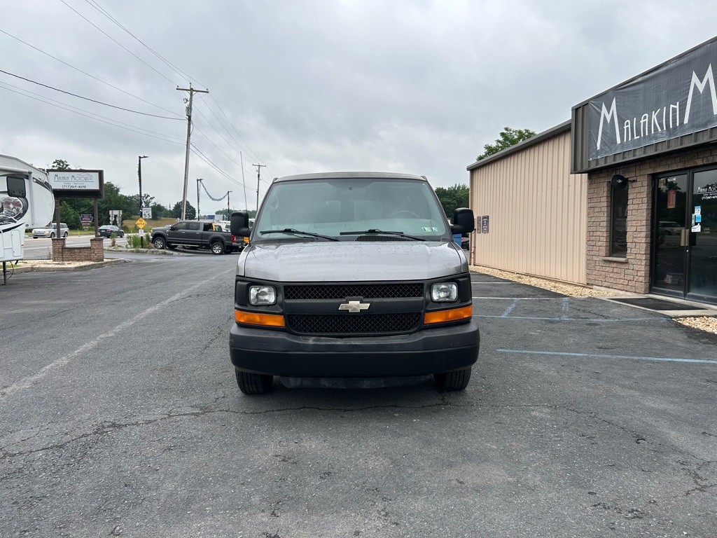 2009 Chevrolet Express Image 2