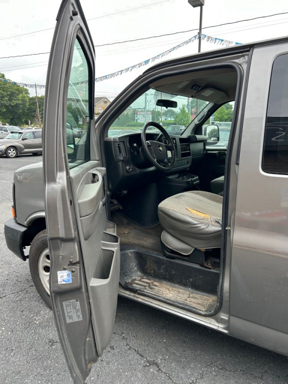 2009 Chevrolet Express Image 9