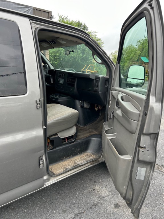 2009 Chevrolet Express Image 10