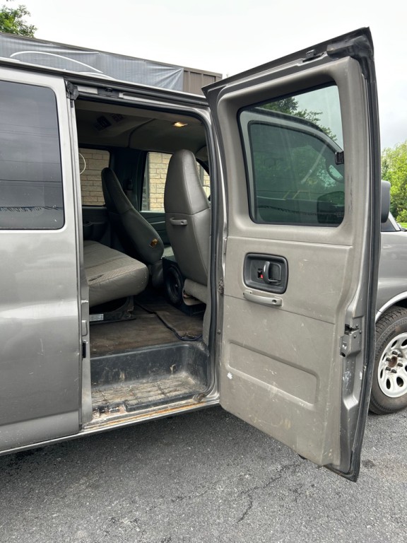 2009 Chevrolet Express Image 11