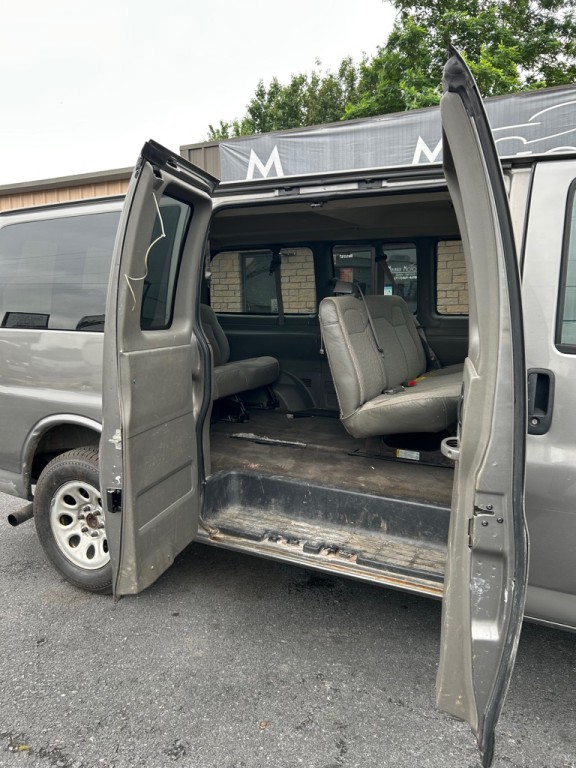 2009 Chevrolet Express Image 12