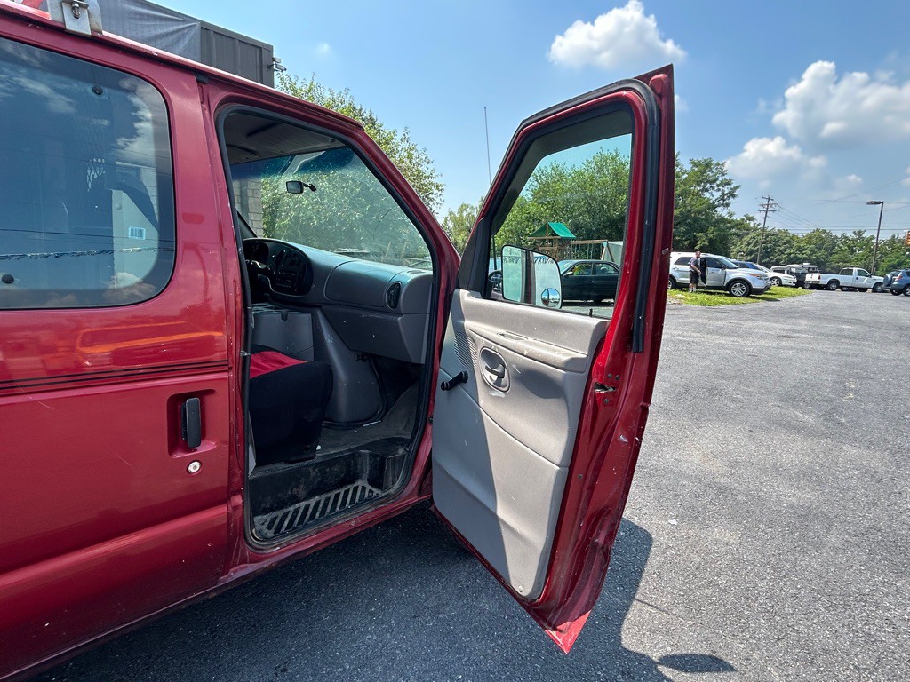 2000 Ford Econoline Image 9