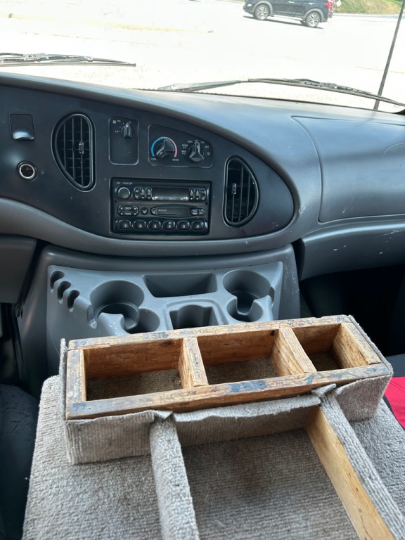 2000 Ford Econoline Image 12