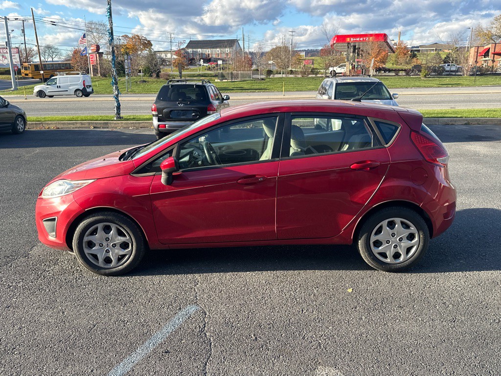 2011 Ford Fiesta Image 6