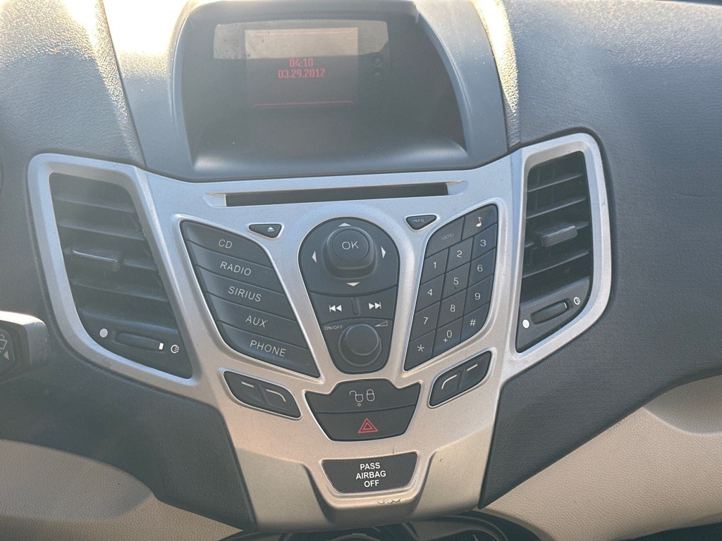 2011 Ford Fiesta Image 14