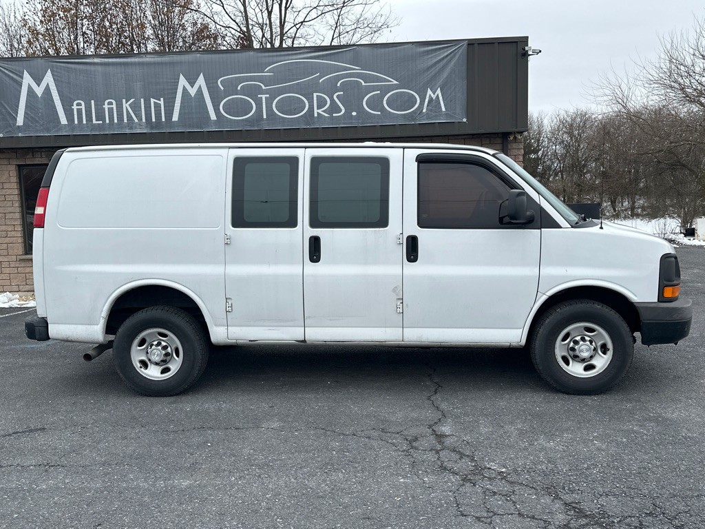 2015 Chevrolet Express Image 2