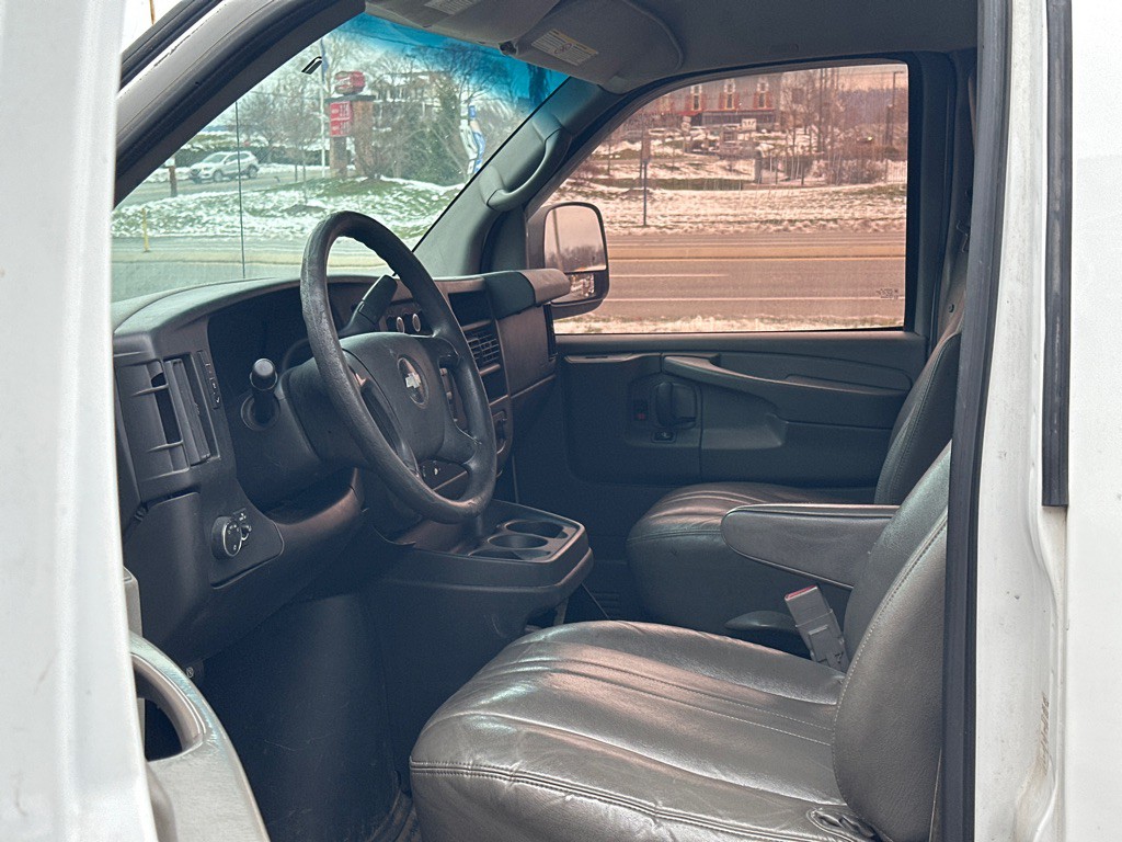 2015 Chevrolet Express Image 9