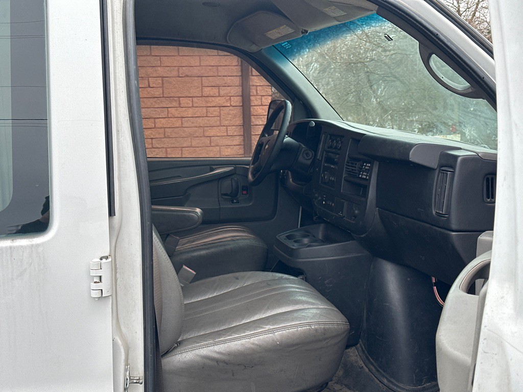 2015 Chevrolet Express Image 12