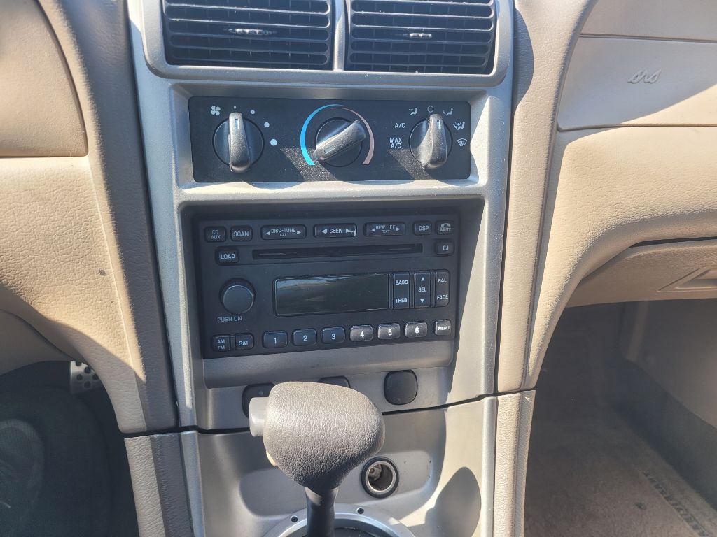 2004 Ford Mustang Image 12