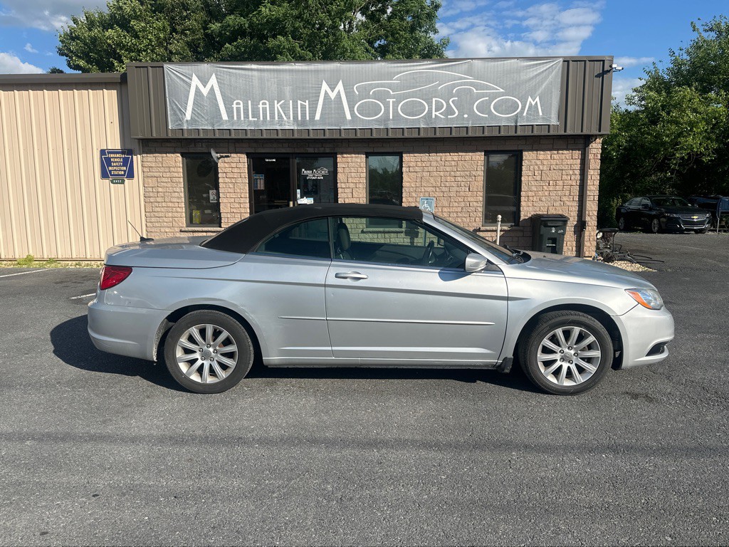 2011 Chrysler 200 Image 2