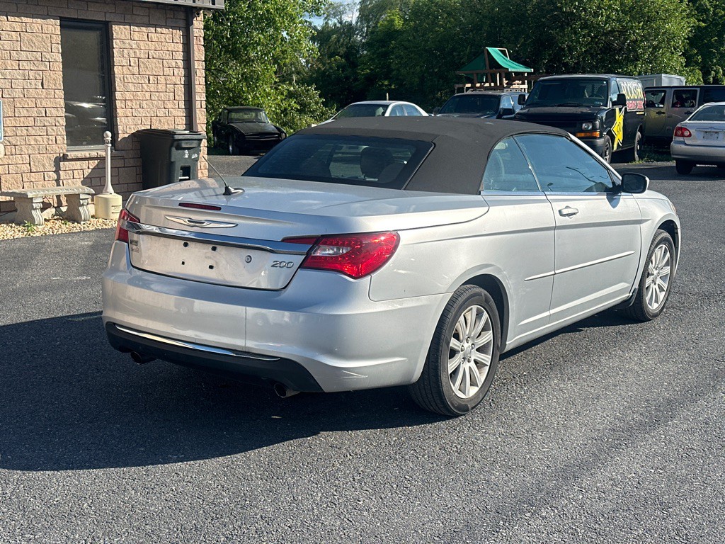 2011 Chrysler 200 Image 3